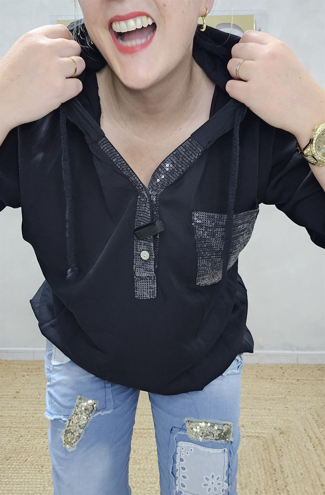 Camiseta Black Capucha - Imagen 1