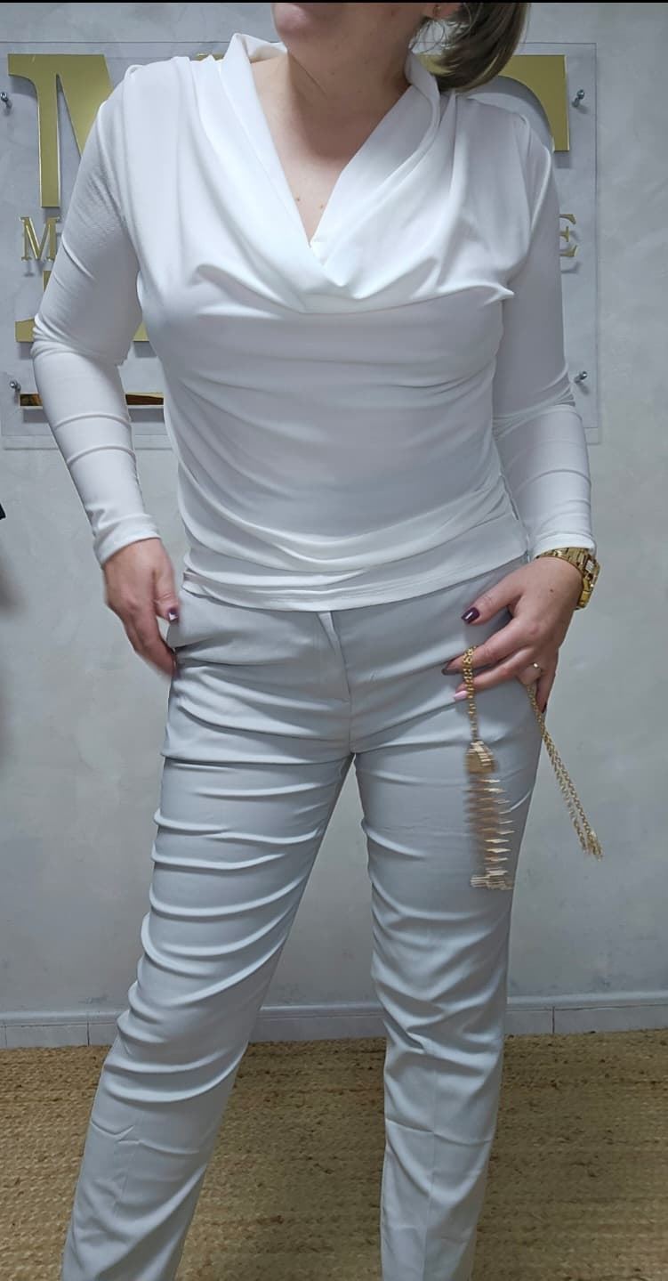 Camiseta Elástica Con Collar. - Imagen 1