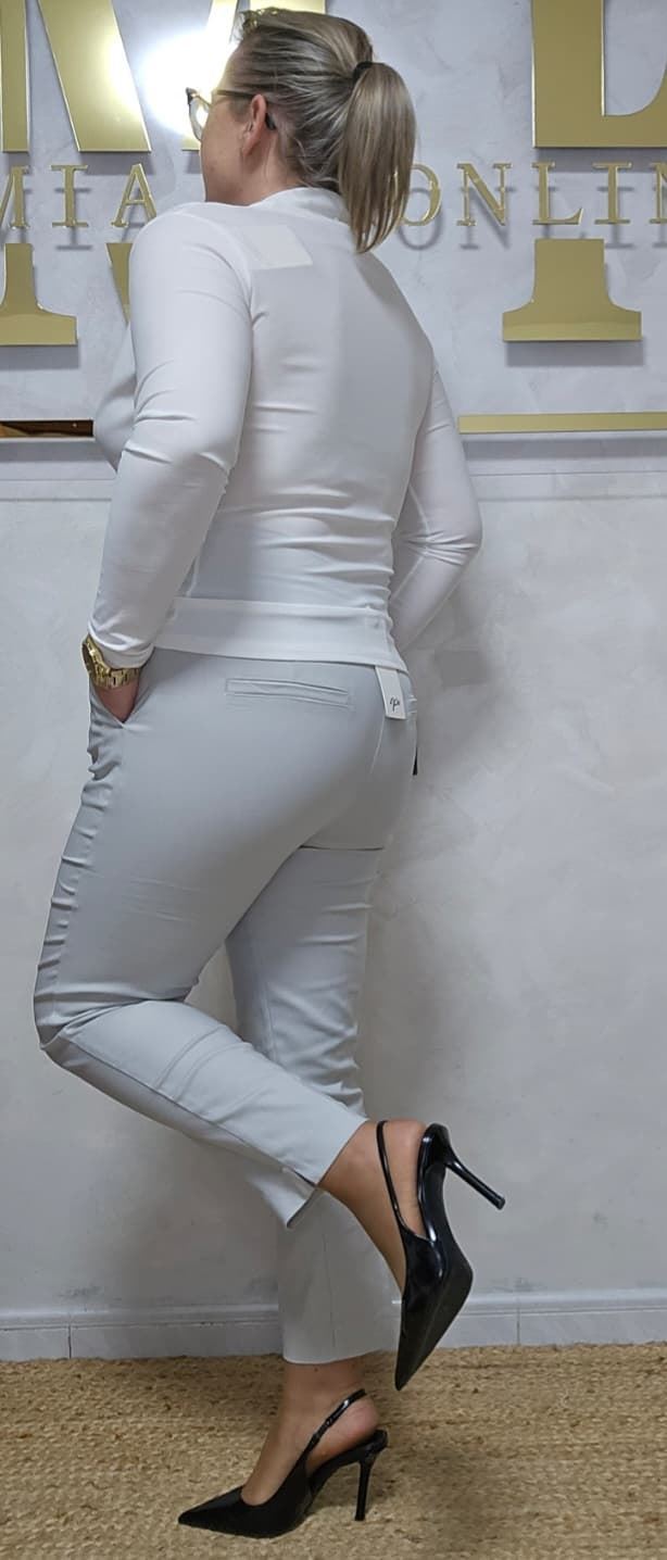 Camiseta Elástica Con Collar. - Imagen 3