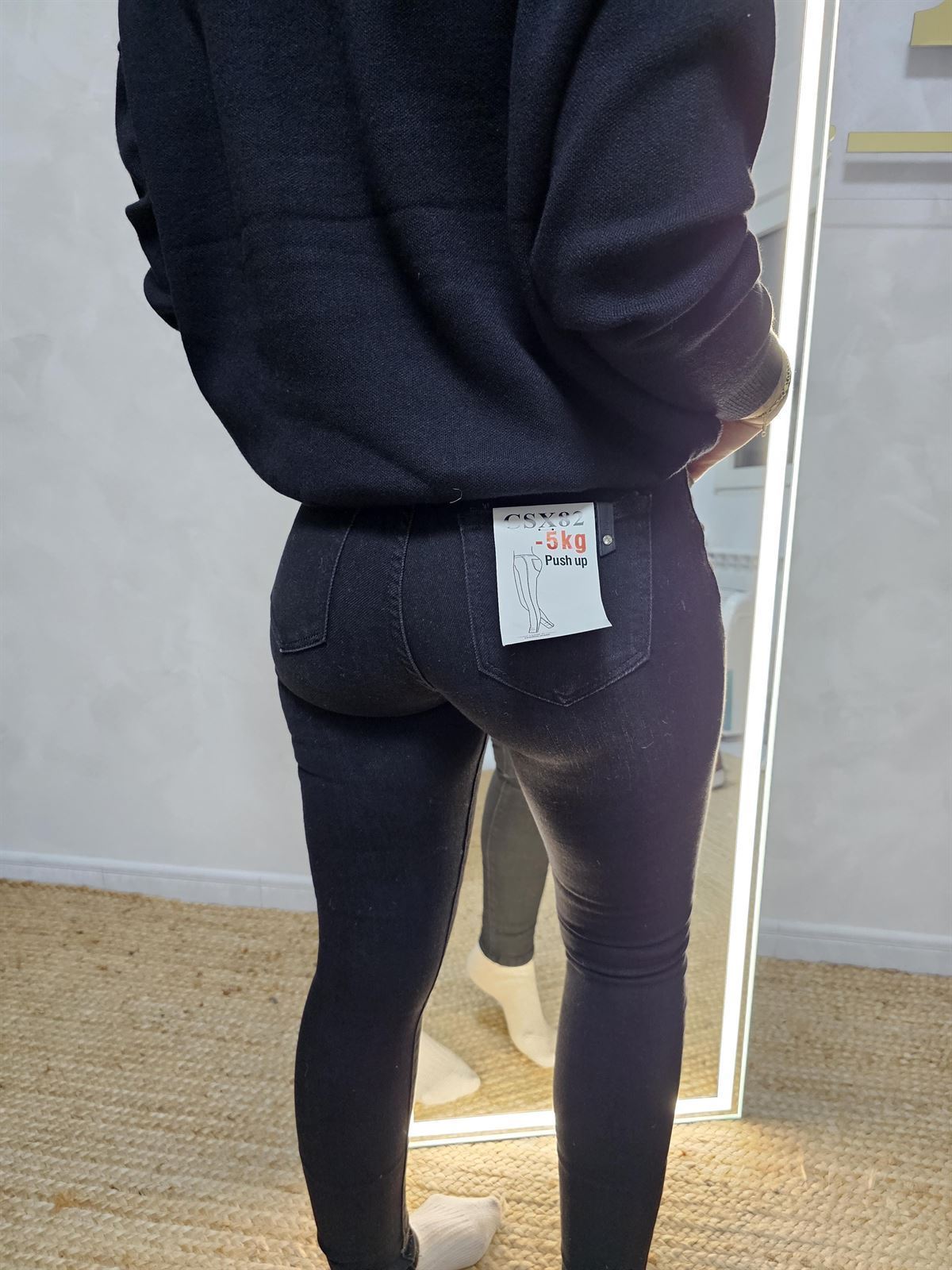 Jeans negro push-up - Imagen 2